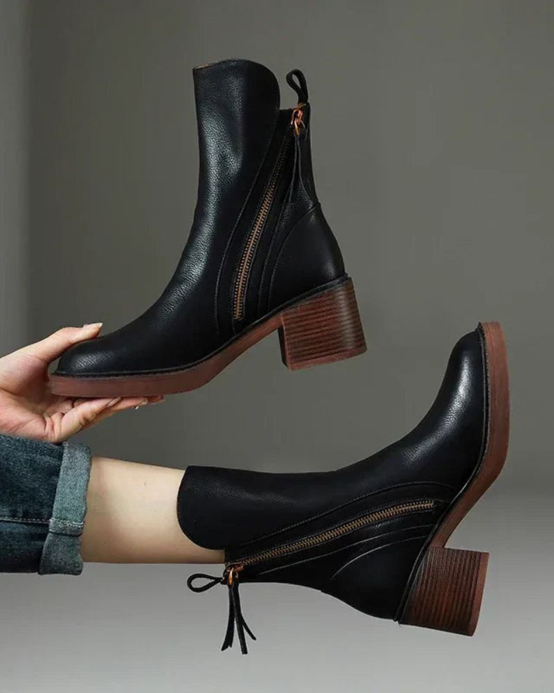 Black / 42 EU