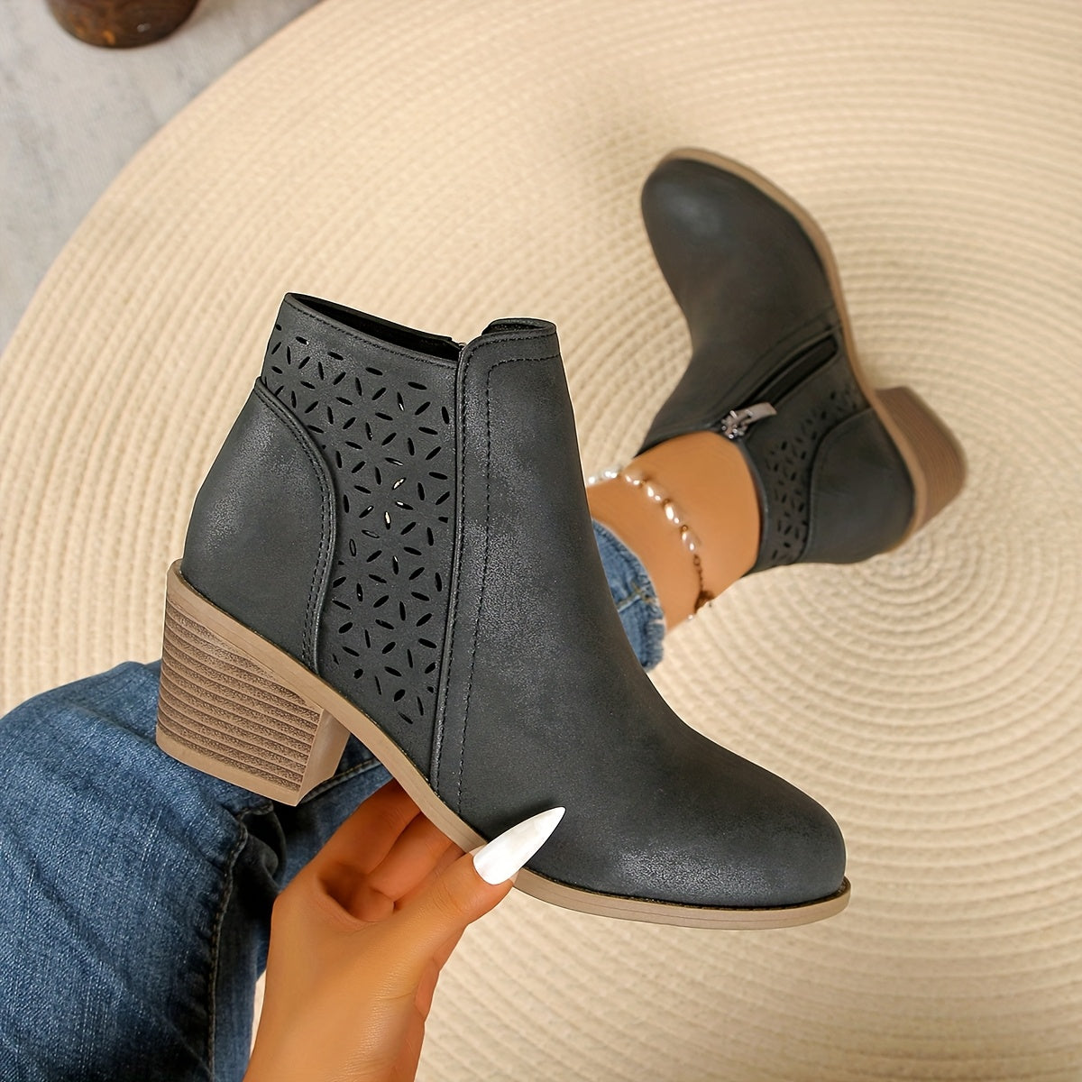 Black / 43 EU