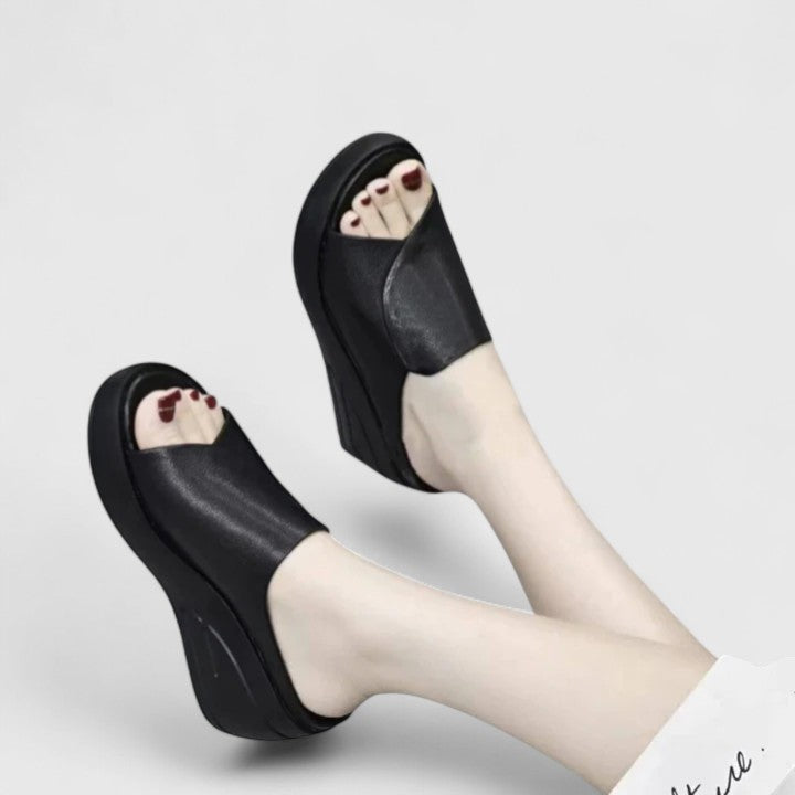 Black / 42 EU