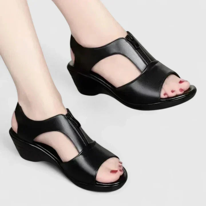 Black / 42 EU