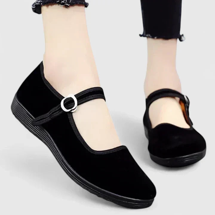 Black / 42 EU