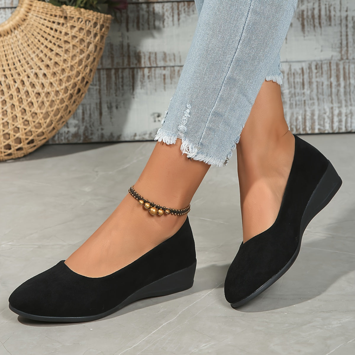 Black / 42 EU